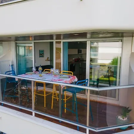 Les Pieds Dans L'eau, Plage Peirere